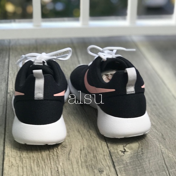 NWT Nike Roshe One Casual Shoes Black WMNS - Picture 3 of 7